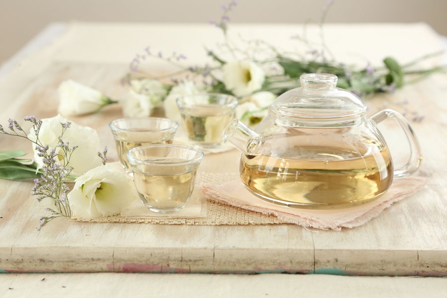 Folhas frescas de chá branco com aroma delicado.